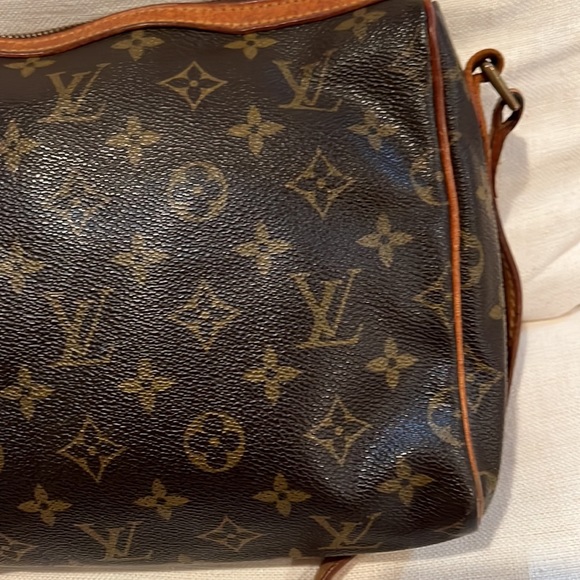 Louis Vuitton Crossbody bag with zipper. Adjustable strap. - Picture 2 of 9